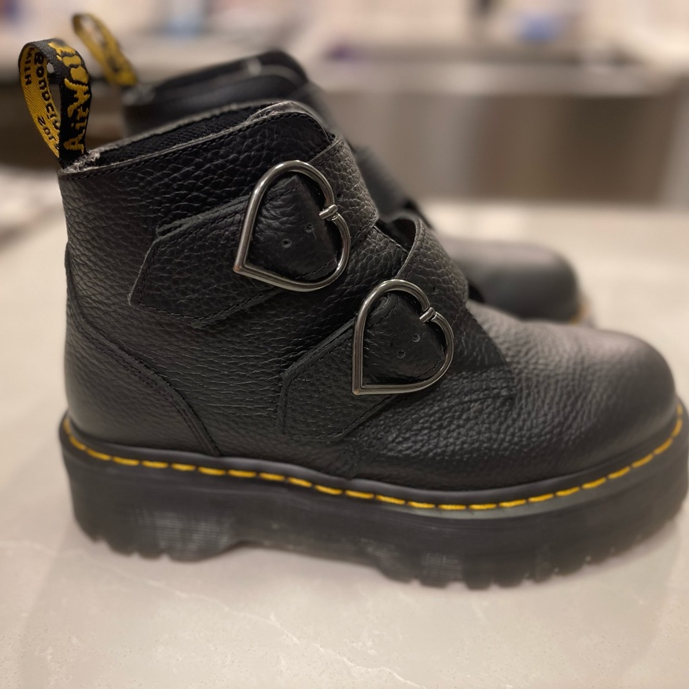 Doc Martens Devon Heart boots